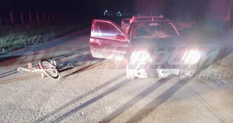 Idoso em bicicleta é atingido por carro na RO-010 durante a noite de quarta-feira em Rolim de Moura Idoso em bicicleta é atingido por carro na RO-010 durante a noite de quarta-feira em Rolim de Moura