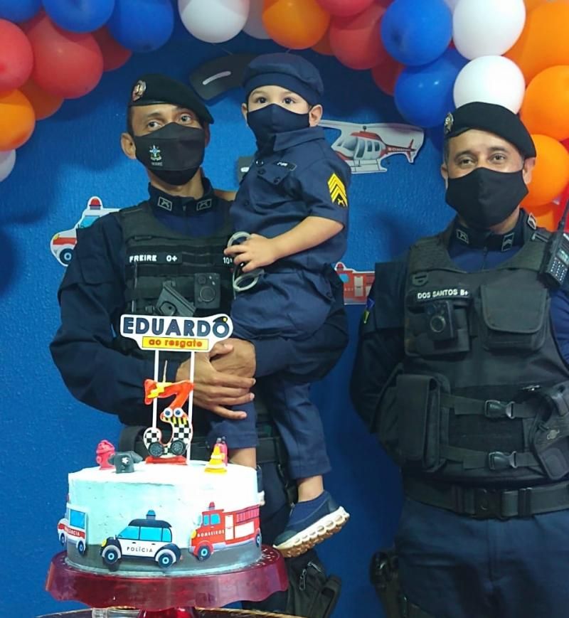 Menino realiza pequeno sonho de comemorar aniversário ao lado da Polícia Militar em Rolim de Moura Menino realiza pequeno sonho de comemorar aniversário ao lado da Polícia Militar em Rolim de Moura