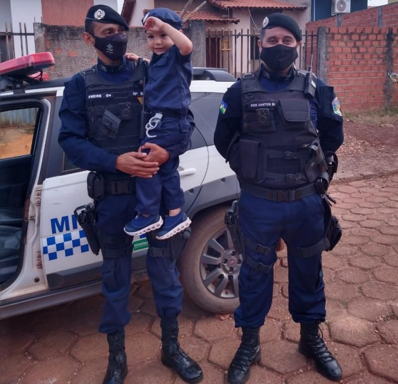 Menino realiza pequeno sonho de comemorar aniversário ao lado da Polícia Militar em Rolim de Moura Menino realiza pequeno sonho de comemorar aniversário ao lado da Polícia Militar em Rolim de Moura