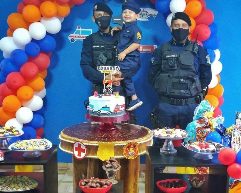 Menino realiza pequeno sonho de comemorar aniversário ao lado da Polícia Militar em Rolim de Moura Menino realiza pequeno sonho de comemorar aniversário ao lado da Polícia Militar em Rolim de Moura