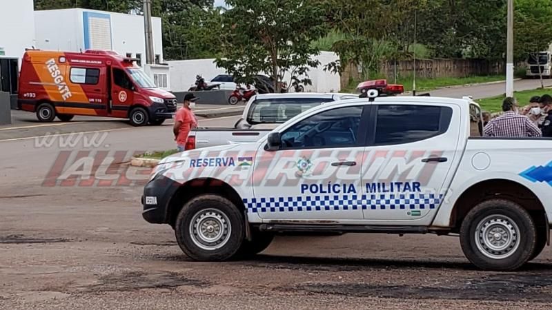 Motociclista fratura o pé após ser atingido por caminhonete na esquina da UPA em Rolim de Moura Motociclista fratura o pé após ser atingido por caminhonete na esquina da UPA em Rolim de Moura