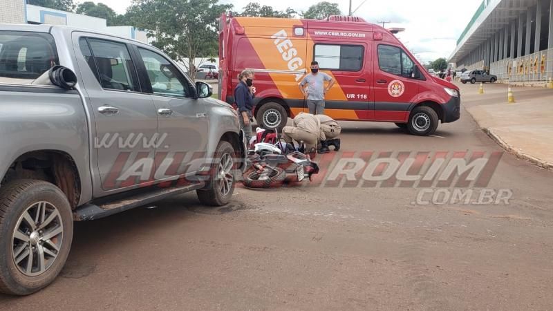 Motociclista fratura o pé após ser atingido por caminhonete na esquina da UPA em Rolim de Moura Motociclista fratura o pé após ser atingido por caminhonete na esquina da UPA em Rolim de Moura