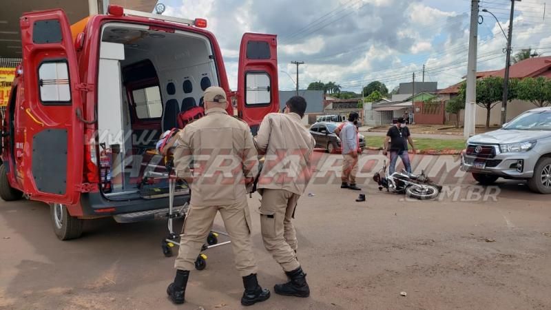Motociclista fratura o pé após ser atingido por caminhonete na esquina da UPA em Rolim de Moura Motociclista fratura o pé após ser atingido por caminhonete na esquina da UPA em Rolim de Moura