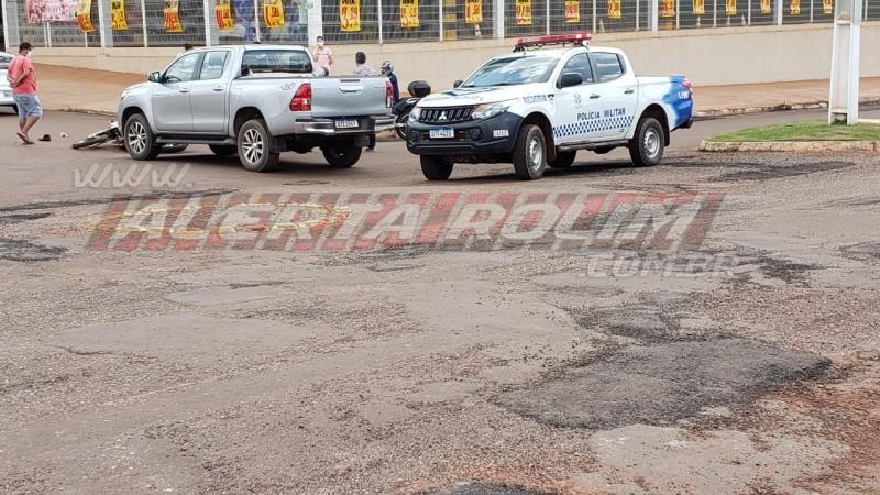 Motociclista fratura o pé após ser atingido por caminhonete na esquina da UPA em Rolim de Moura Motociclista fratura o pé após ser atingido por caminhonete na esquina da UPA em Rolim de Moura