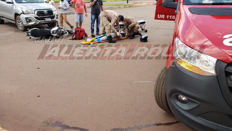 Motociclista fratura o pé após ser atingido por caminhonete na esquina da UPA em Rolim de Moura Motociclista fratura o pé após ser atingido por caminhonete na esquina da UPA em Rolim de Moura