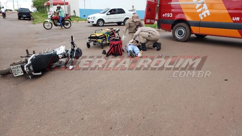 Motociclista fratura o pé após ser atingido por caminhonete na esquina da UPA em Rolim de Moura Motociclista fratura o pé após ser atingido por caminhonete na esquina da UPA em Rolim de Moura