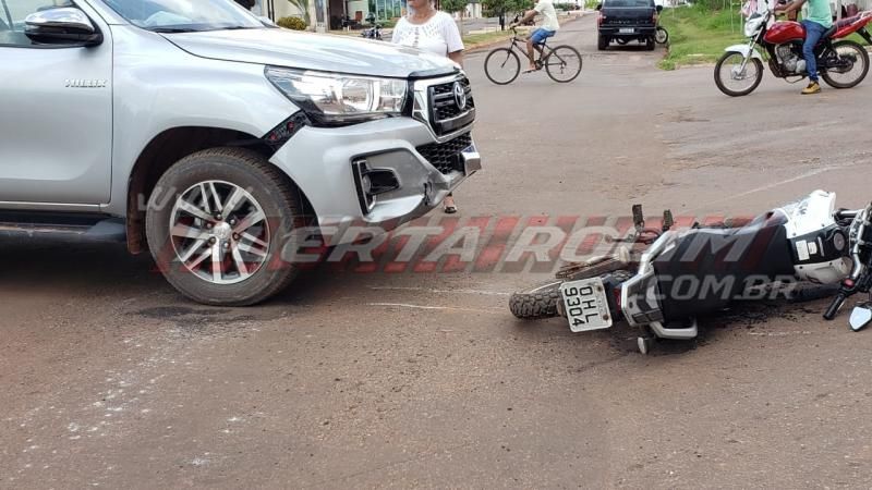 Motociclista fratura o pé após ser atingido por caminhonete na esquina da UPA em Rolim de Moura Motociclista fratura o pé após ser atingido por caminhonete na esquina da UPA em Rolim de Moura
