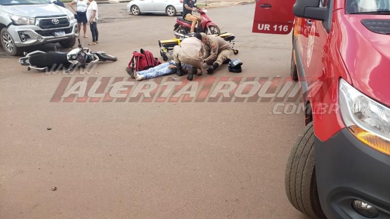 Motociclista fratura o pé após ser atingido por caminhonete na esquina da UPA em Rolim de Moura Motociclista fratura o pé após ser atingido por caminhonete na esquina da UPA em Rolim de Moura