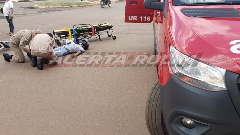Motociclista fratura o pé após ser atingido por caminhonete na esquina da UPA em Rolim de Moura Motociclista fratura o pé após ser atingido por caminhonete na esquina da UPA em Rolim de Moura