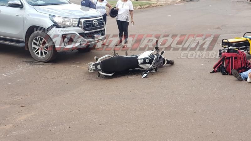 Motociclista fratura o pé após ser atingido por caminhonete na esquina da UPA em Rolim de Moura Motociclista fratura o pé após ser atingido por caminhonete na esquina da UPA em Rolim de Moura