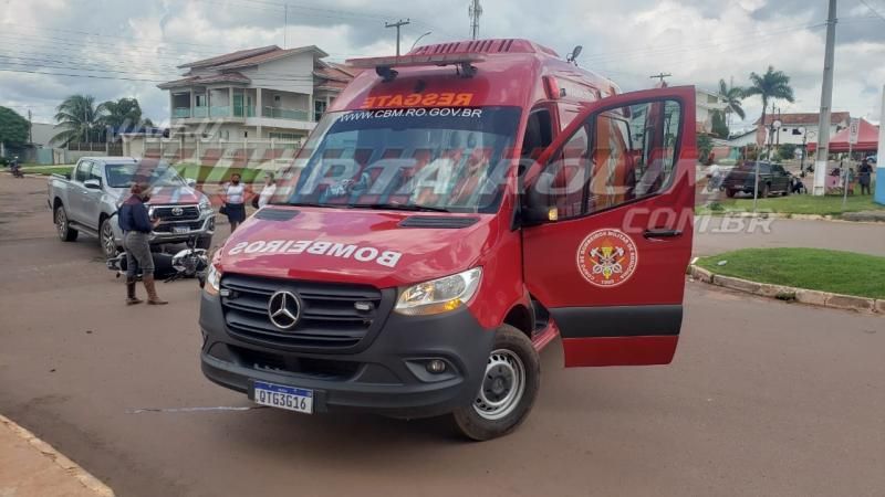 Motociclista fratura o pé após ser atingido por caminhonete na esquina da UPA em Rolim de Moura Motociclista fratura o pé após ser atingido por caminhonete na esquina da UPA em Rolim de Moura