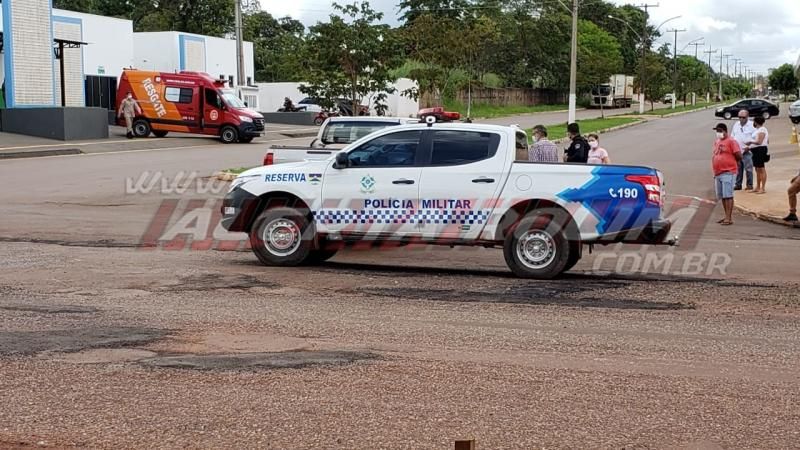 Motociclista fratura o pé após ser atingido por caminhonete na esquina da UPA em Rolim de Moura Motociclista fratura o pé após ser atingido por caminhonete na esquina da UPA em Rolim de Moura