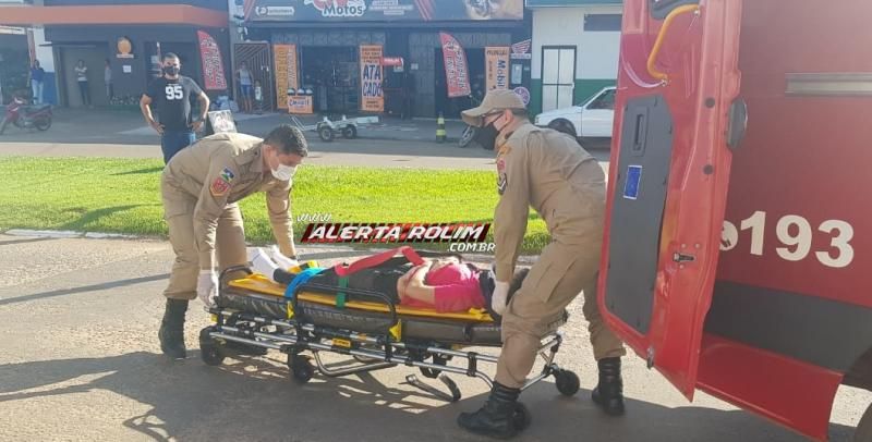 Motociclista foi encaminhada a UPA após acidente entre carro e moto, no centro de Rolim de Moura Motociclista foi encaminhada a UPA após acidente entre carro e moto, no centro de Rolim de Moura