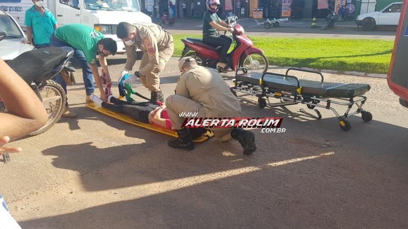 Motociclista foi encaminhada a UPA após acidente entre carro e moto, no centro de Rolim de Moura Motociclista foi encaminhada a UPA após acidente entre carro e moto, no centro de Rolim de Moura