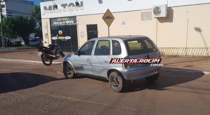 Motociclista foi encaminhada a UPA após acidente entre carro e moto, no centro de Rolim de Moura Motociclista foi encaminhada a UPA após acidente entre carro e moto, no centro de Rolim de Moura