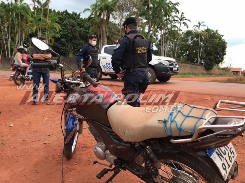 Motociclista fratura perna ao ser atingido por caminhonete nesta tarde de domingo em Rolim de Moura Motociclista fratura perna ao ser atingido por caminhonete nesta tarde de domingo em Rolim de Moura
