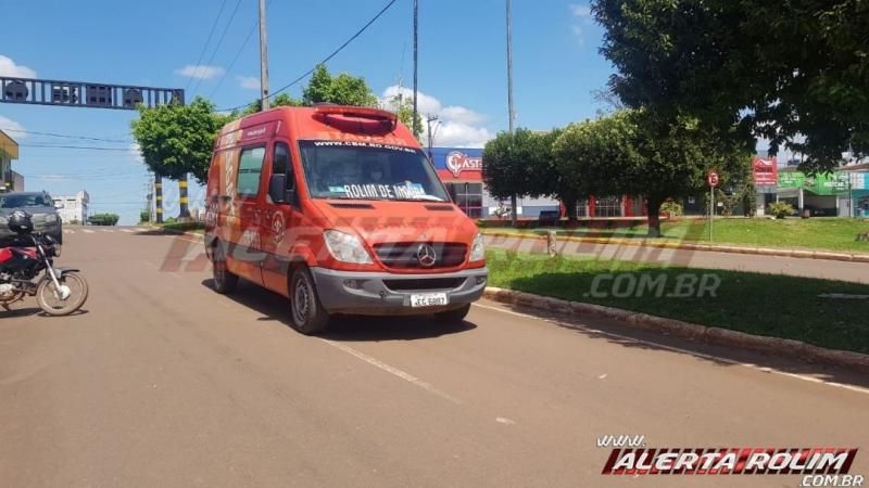 Motociclista fratura tornozelo após envolver-se em acidente no semáforo da região central de Rolim de Moura Motociclista fratura tornozelo após envolver-se em acidente no semáforo da região central de Rolim de Moura