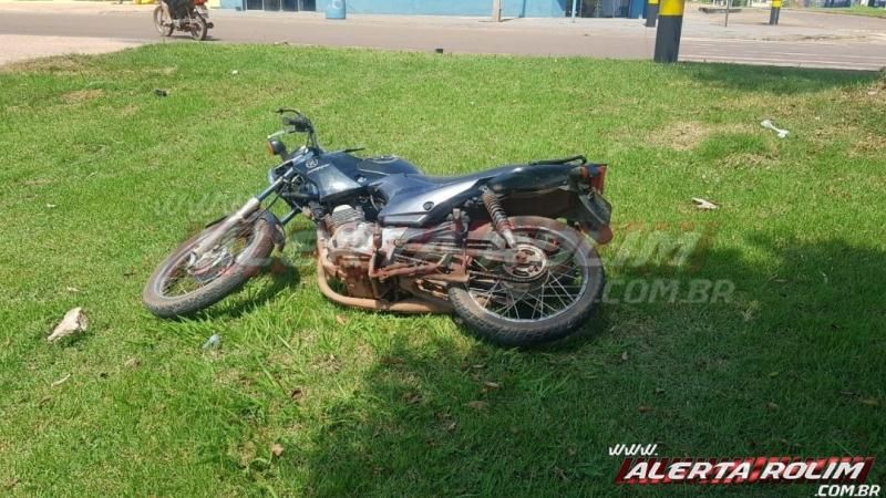 Motociclista fratura tornozelo após envolver-se em acidente no semáforo da região central de Rolim de Moura Motociclista fratura tornozelo após envolver-se em acidente no semáforo da região central de Rolim de Moura
