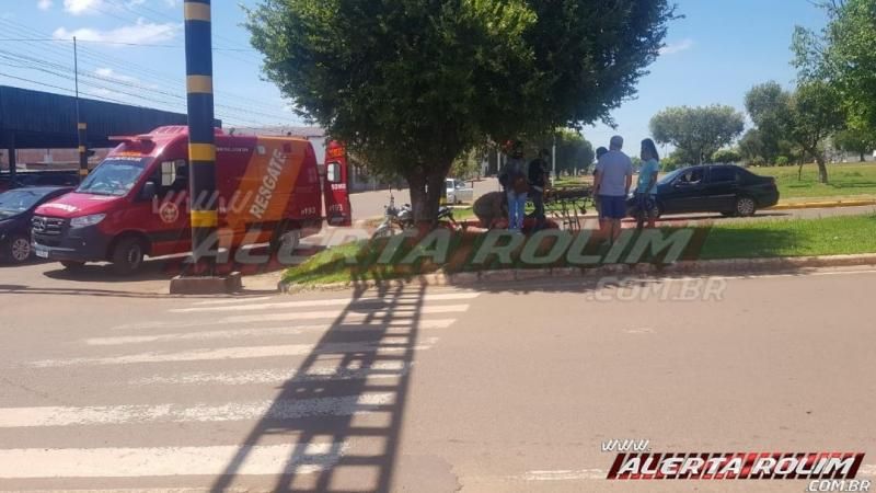 Motociclista fratura tornozelo após envolver-se em acidente no semáforo da região central de Rolim de Moura Motociclista fratura tornozelo após envolver-se em acidente no semáforo da região central de Rolim de Moura