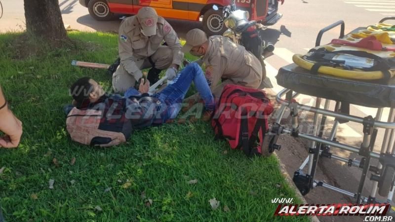 Motociclista fratura tornozelo após envolver-se em acidente no semáforo da região central de Rolim de Moura Motociclista fratura tornozelo após envolver-se em acidente no semáforo da região central de Rolim de Moura