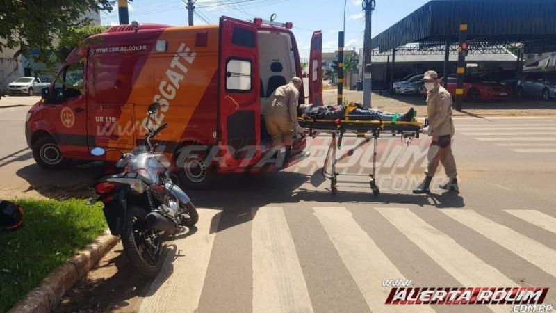 Motociclista fratura tornozelo após envolver-se em acidente no semáforo da região central de Rolim de Moura Motociclista fratura tornozelo após envolver-se em acidente no semáforo da região central de Rolim de Moura