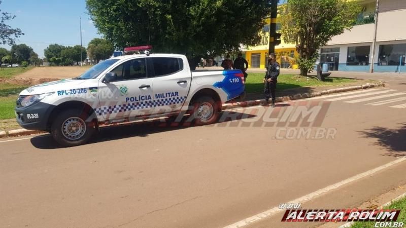 Motociclista fratura tornozelo após envolver-se em acidente no semáforo da região central de Rolim de Moura Motociclista fratura tornozelo após envolver-se em acidente no semáforo da região central de Rolim de Moura