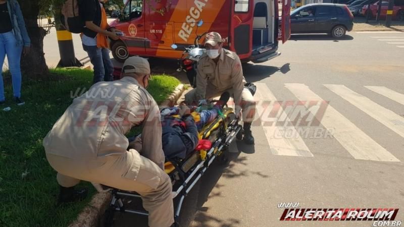 Motociclista fratura tornozelo após envolver-se em acidente no semáforo da região central de Rolim de Moura Motociclista fratura tornozelo após envolver-se em acidente no semáforo da região central de Rolim de Moura