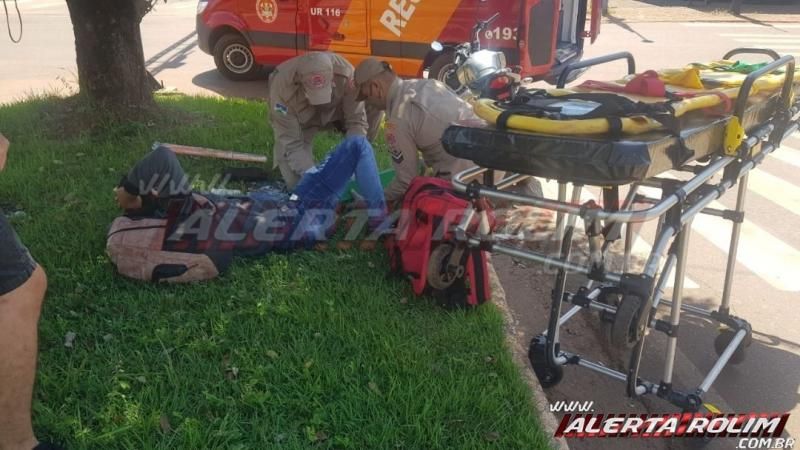 Motociclista fratura tornozelo após envolver-se em acidente no semáforo da região central de Rolim de Moura Motociclista fratura tornozelo após envolver-se em acidente no semáforo da região central de Rolim de Moura