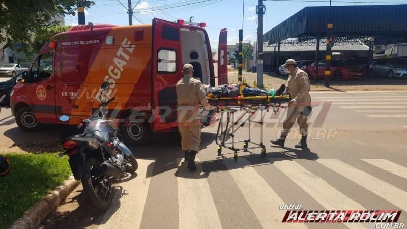 Motociclista fratura tornozelo após envolver-se em acidente no semáforo da região central de Rolim de Moura Motociclista fratura tornozelo após envolver-se em acidente no semáforo da região central de Rolim de Moura
