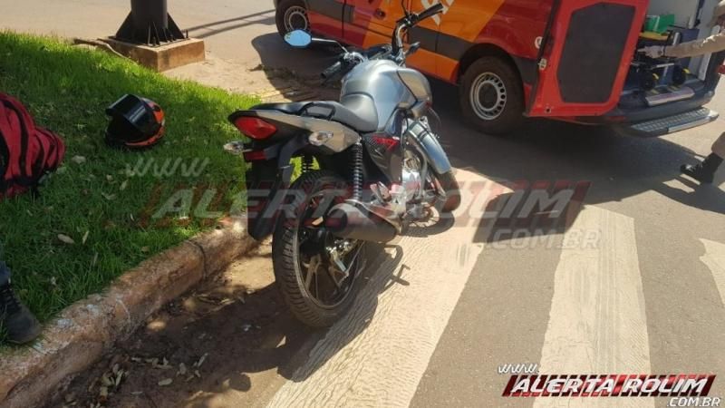 Motociclista fratura tornozelo após envolver-se em acidente no semáforo da região central de Rolim de Moura Motociclista fratura tornozelo após envolver-se em acidente no semáforo da região central de Rolim de Moura