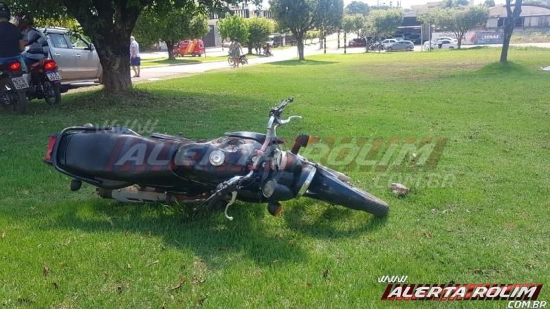 Motociclista fratura tornozelo após envolver-se em acidente no semáforo da região central de Rolim de Moura Motociclista fratura tornozelo após envolver-se em acidente no semáforo da região central de Rolim de Moura