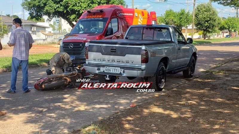 Mulher bate moto em caminhonete estacionada nesta tarde de terça-feira em Rolim de Moura Mulher bate moto em caminhonete estacionada nesta tarde de terça-feira em Rolim de Moura