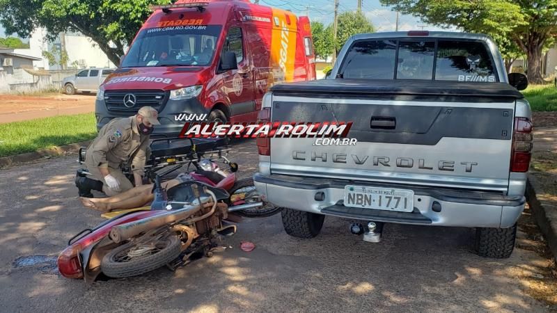 Mulher bate moto em caminhonete estacionada nesta tarde de terça-feira em Rolim de Moura Mulher bate moto em caminhonete estacionada nesta tarde de terça-feira em Rolim de Moura