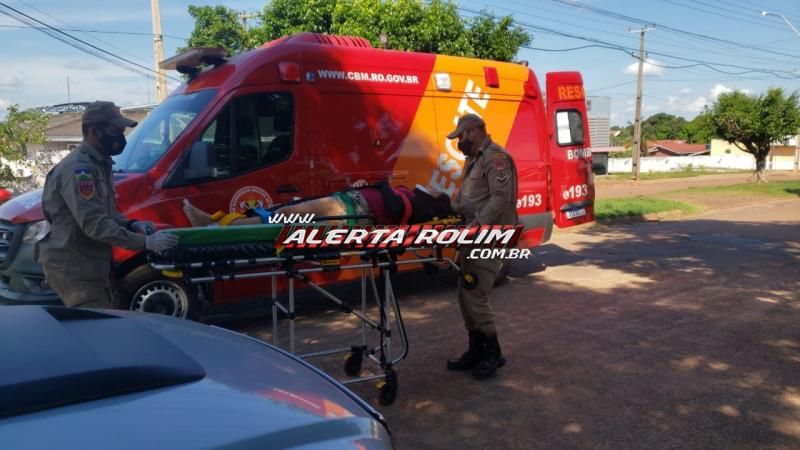 Mulher bate moto em caminhonete estacionada nesta tarde de terça-feira em Rolim de Moura Mulher bate moto em caminhonete estacionada nesta tarde de terça-feira em Rolim de Moura