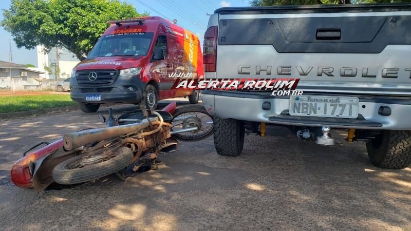 Mulher bate moto em caminhonete estacionada nesta tarde de terça-feira em Rolim de Moura Mulher bate moto em caminhonete estacionada nesta tarde de terça-feira em Rolim de Moura