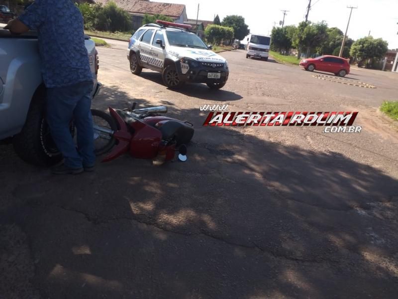 Mulher bate moto em caminhonete estacionada nesta tarde de terça-feira em Rolim de Moura Mulher bate moto em caminhonete estacionada nesta tarde de terça-feira em Rolim de Moura
