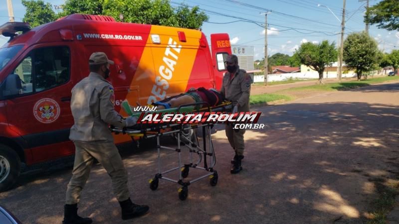 Mulher bate moto em caminhonete estacionada nesta tarde de terça-feira em Rolim de Moura Mulher bate moto em caminhonete estacionada nesta tarde de terça-feira em Rolim de Moura