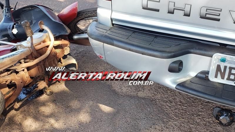 Mulher bate moto em caminhonete estacionada nesta tarde de terça-feira em Rolim de Moura Mulher bate moto em caminhonete estacionada nesta tarde de terça-feira em Rolim de Moura