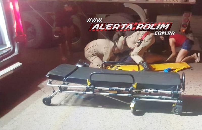 Mulher é socorrida após bater moto em traseira de carreta estacionada em Rolim de Moura Mulher é socorrida após bater moto em traseira de carreta estacionada em Rolim de Moura