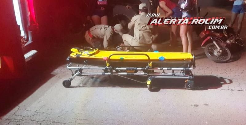 Mulher é socorrida após bater moto em traseira de carreta estacionada em Rolim de Moura Mulher é socorrida após bater moto em traseira de carreta estacionada em Rolim de Moura