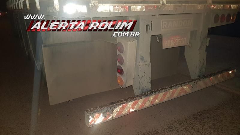 Mulher é socorrida após bater moto em traseira de carreta estacionada em Rolim de Moura Mulher é socorrida após bater moto em traseira de carreta estacionada em Rolim de Moura