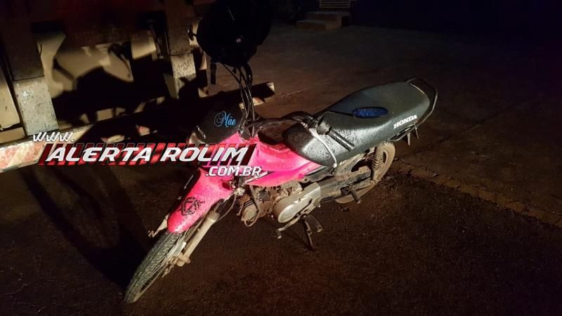 Mulher é socorrida após bater moto em traseira de carreta estacionada em Rolim de Moura Mulher é socorrida após bater moto em traseira de carreta estacionada em Rolim de Moura