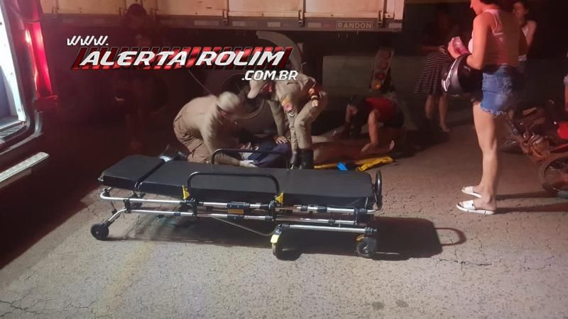 Mulher é socorrida após bater moto em traseira de carreta estacionada em Rolim de Moura Mulher é socorrida após bater moto em traseira de carreta estacionada em Rolim de Moura