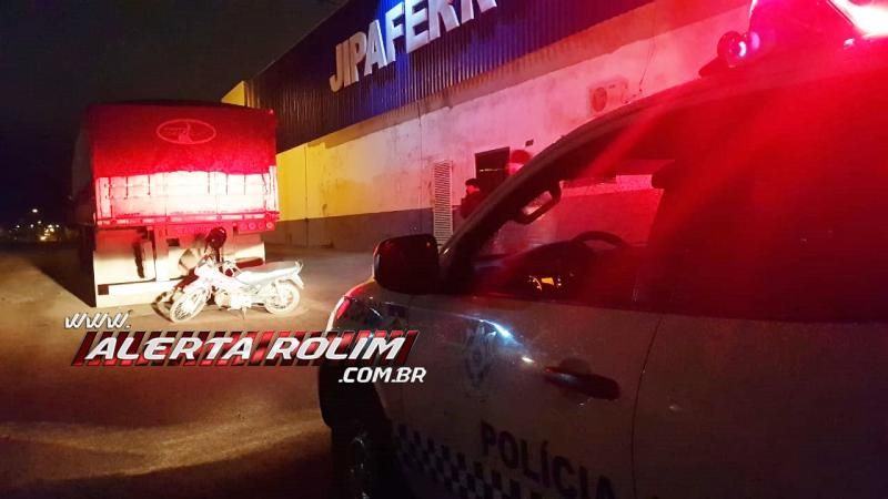 Mulher é socorrida após bater moto em traseira de carreta estacionada em Rolim de Moura Mulher é socorrida após bater moto em traseira de carreta estacionada em Rolim de Moura
