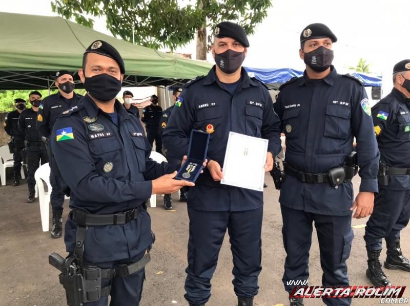 Policiais militares que realizaram relevantes serviços ao 4º Batalhão (Cacoal) e lotados atualmente no 10º Batalhão são homenageados Policiais militares que realizaram relevantes serviços ao 4º Batalhão (Cacoal) e lotados atualmente no 10º Batalhão são homenageados