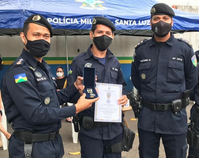 Policiais militares que realizaram relevantes serviços ao 4º Batalhão (Cacoal) e lotados atualmente no 10º Batalhão são homenageados Policiais militares que realizaram relevantes serviços ao 4º Batalhão (Cacoal) e lotados atualmente no 10º Batalhão são homenageados