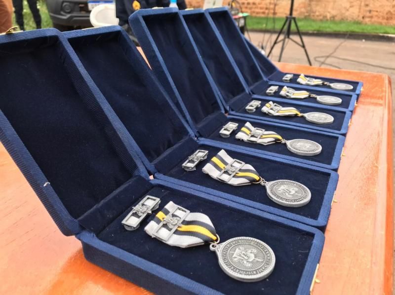 Policiais militares que realizaram relevantes serviços ao 4º Batalhão (Cacoal) e lotados atualmente no 10º Batalhão são homenageados Policiais militares que realizaram relevantes serviços ao 4º Batalhão (Cacoal) e lotados atualmente no 10º Batalhão são homenageados