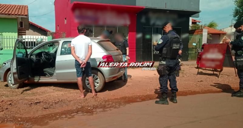 Acusado de crimes de associação criminosa e de aplicar golpes de estelionato é preso pela Polícia Militar em Rolim de Moura; um veículo foi apreendido Acusado de crimes de associação criminosa e de aplicar golpes de estelionato é preso pela Polícia Militar em Rolim de Moura; um veículo foi apreendido