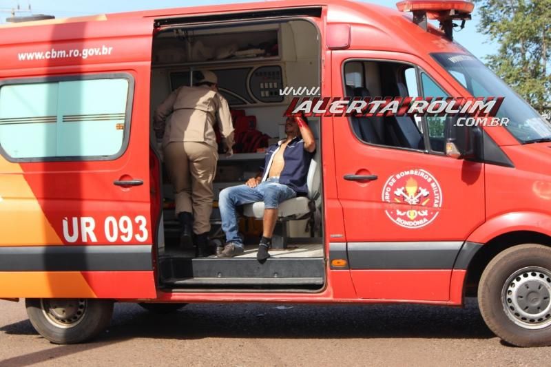 Colisão entre carro e moto deixa dois feridos nesta manhã de segunda-feira em Rolim de Moura Colisão entre carro e moto deixa dois feridos nesta manhã de segunda-feira em Rolim de Moura