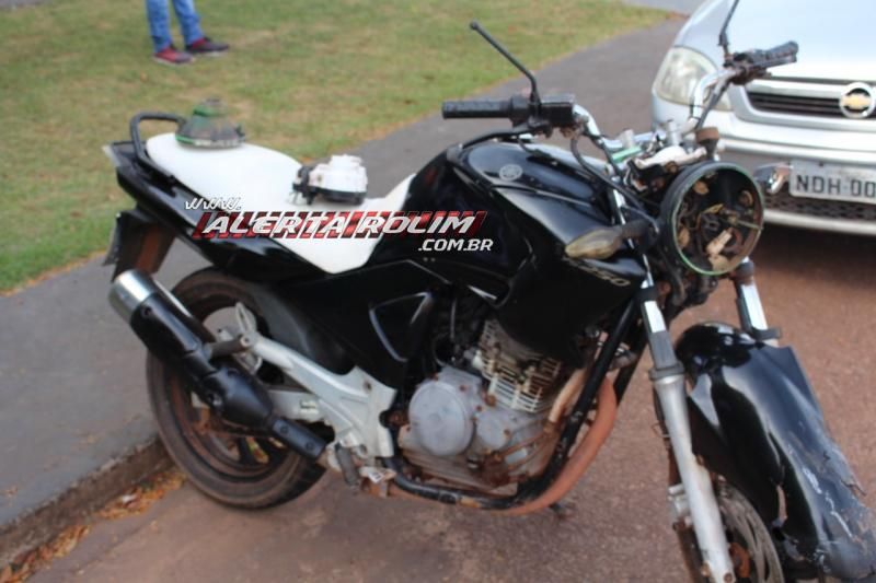Colisão entre carro e moto deixa dois feridos nesta manhã de segunda-feira em Rolim de Moura Colisão entre carro e moto deixa dois feridos nesta manhã de segunda-feira em Rolim de Moura